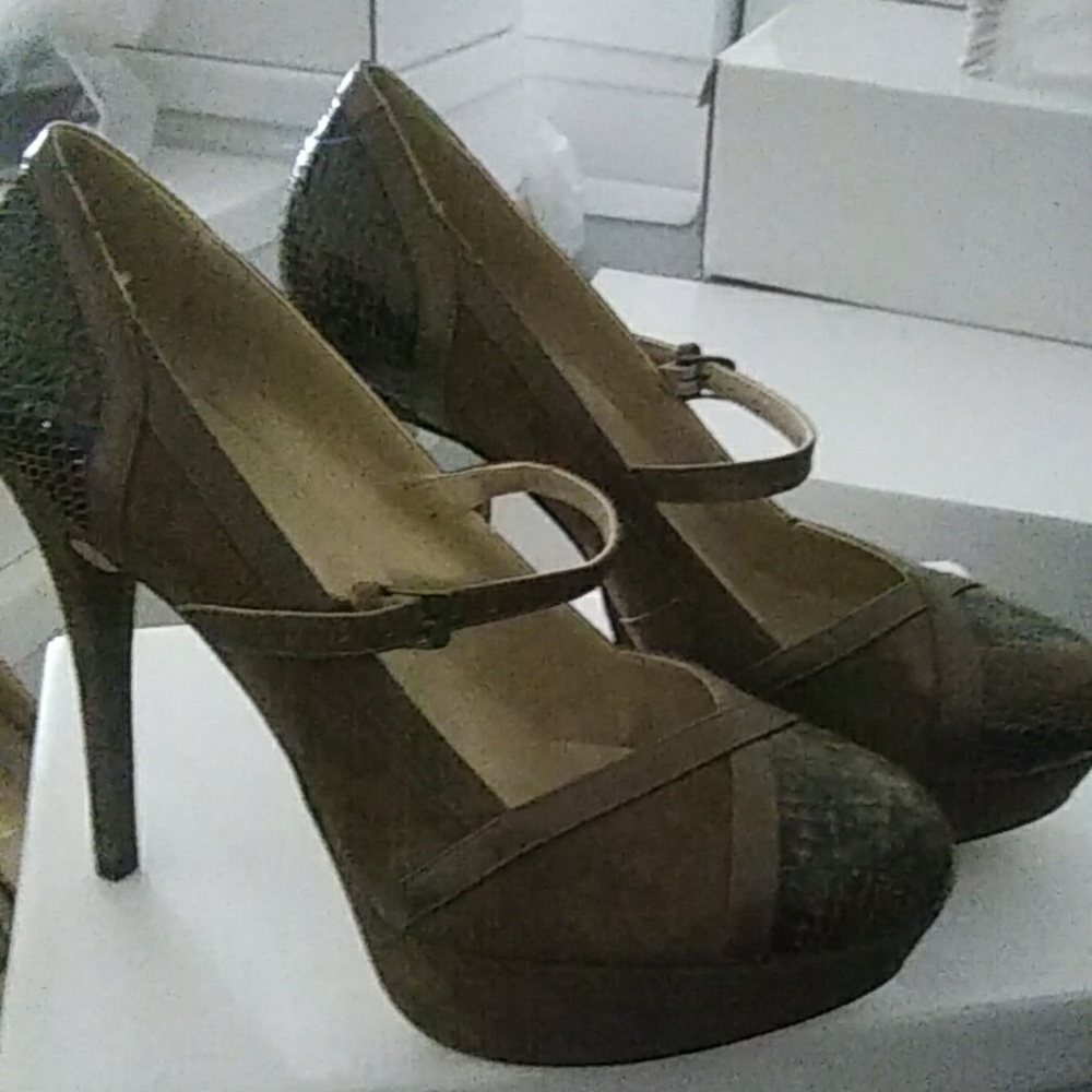Shoes - Picture 2 of 5